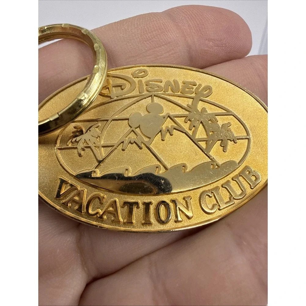 Disney Vacation Club DVC Original Logo Goldtone Keychain Bag‎ Charm